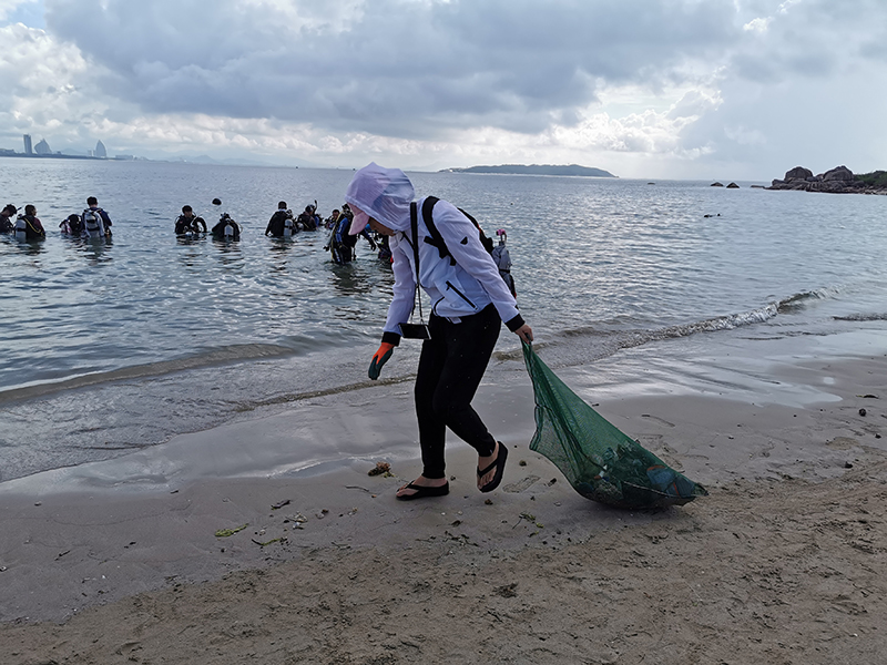 潛水教練水底撿垃圾，最初未刻意做環(huán)保