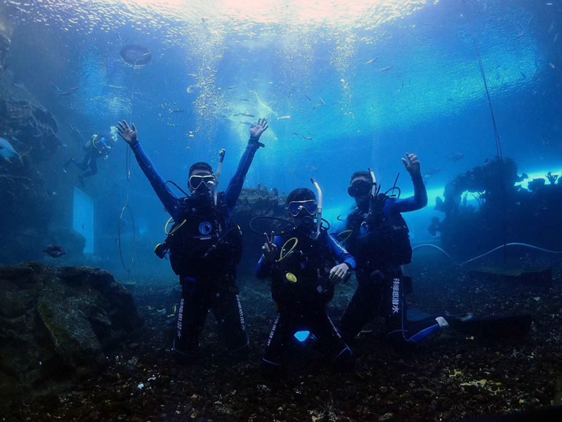 如何控制中性浮力？