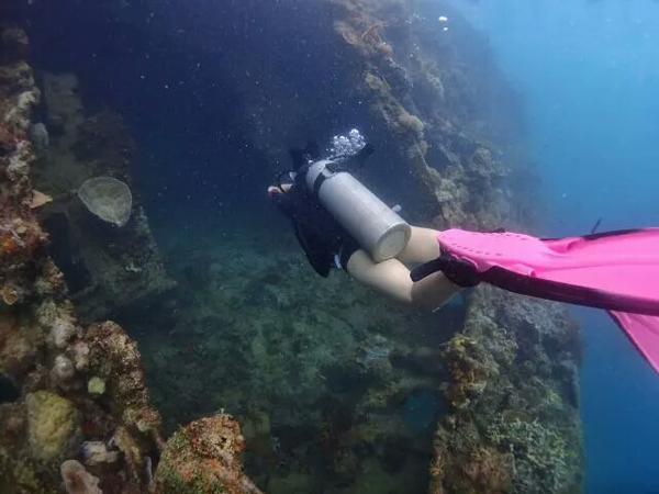 潛水拍照新姿勢，放下你的剪刀手，我們來這樣拍