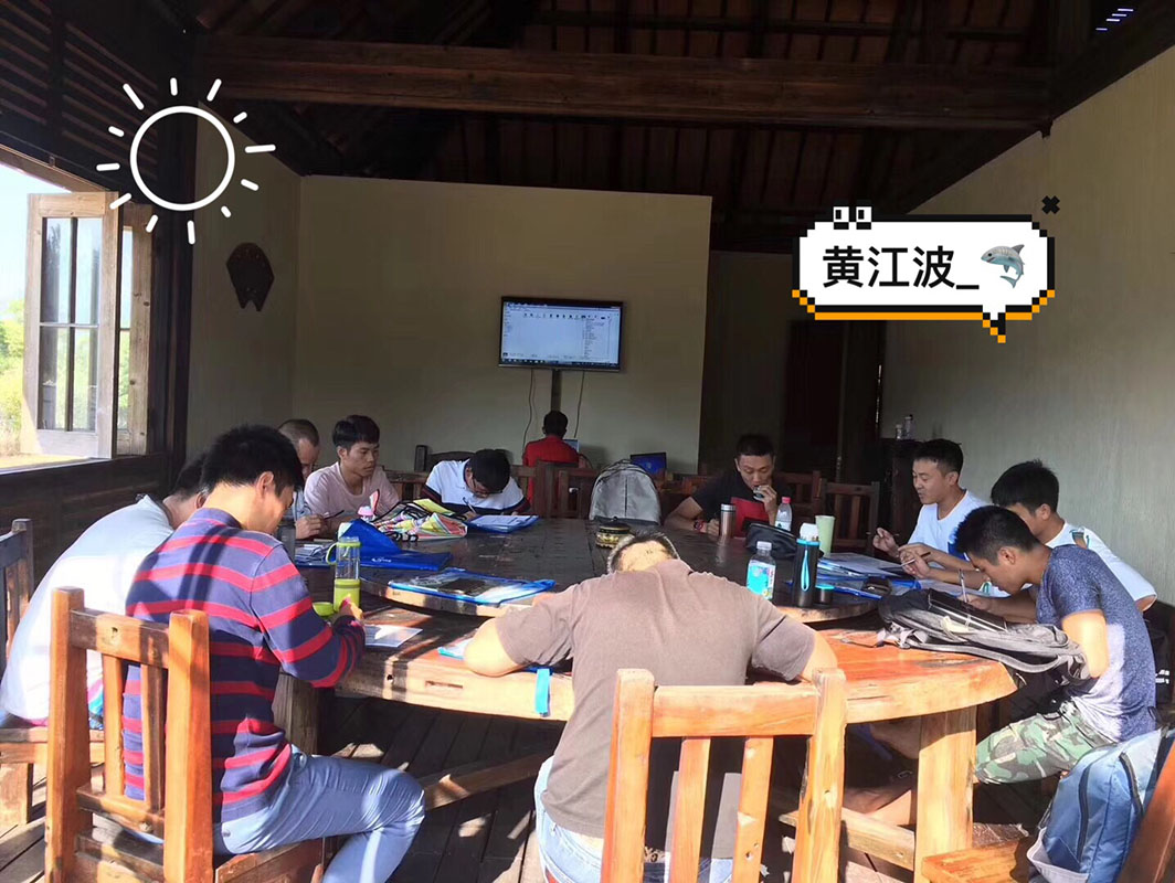 除了俯瞰大地的飛翔，還有潛入海底的翱翔。